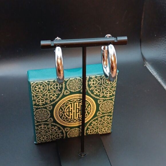 New Beautiful Silver Chunky Earrings New In Box - Picture 1 of 4